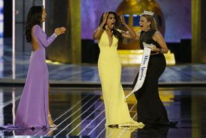 Miss New York Nina Davuluri (center) is named Miss America 2014 pageant on Sunday, Sept. 15, 2013, in Atlantic City, N.J. (AP Photo/Mel Evans) 